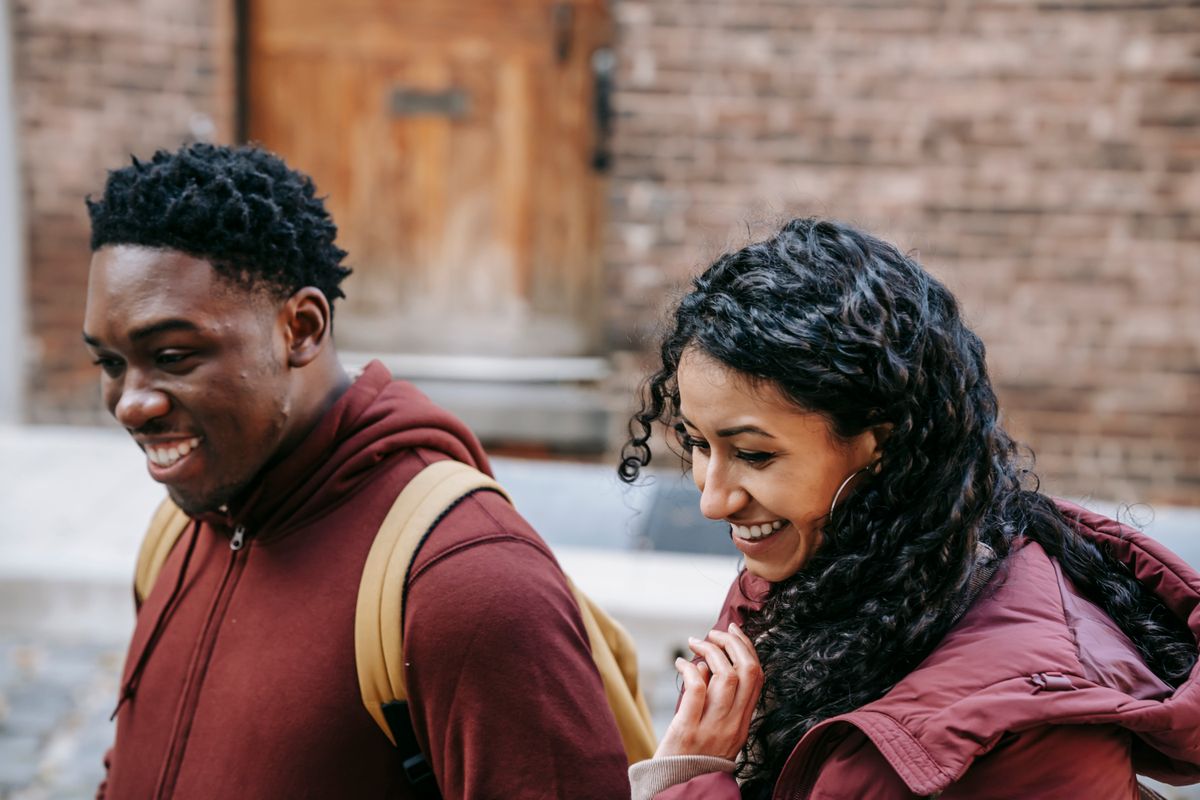 Un couple souriant en tenue rouge