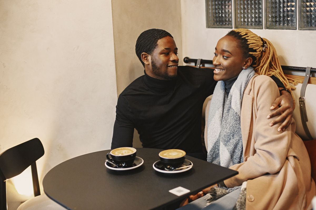Un couple discute à une table de café