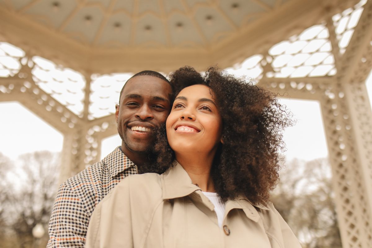 Un homme et une femme souriants sous un kiosque