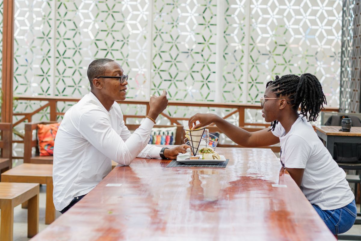 Un couple discute à la table d’un café