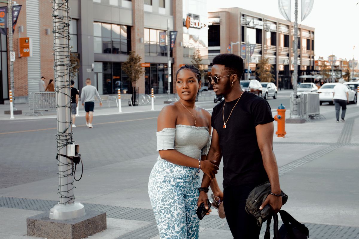 Un homme et une femme marchent ensemble dans une rue animée