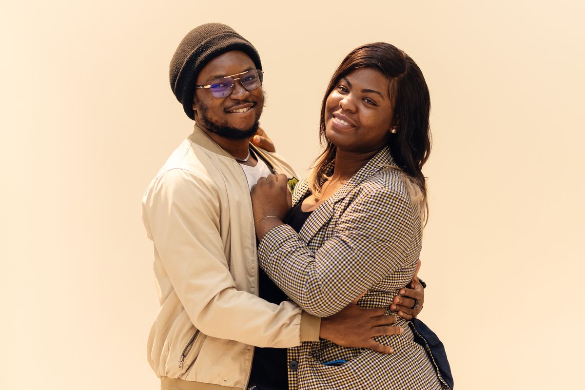 Un couple souriant s’enlace