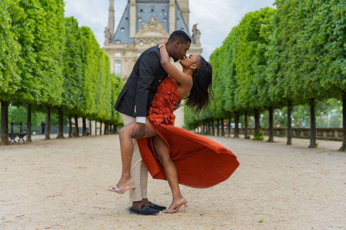Un couple s’embrasse près du Louvre, à Paris