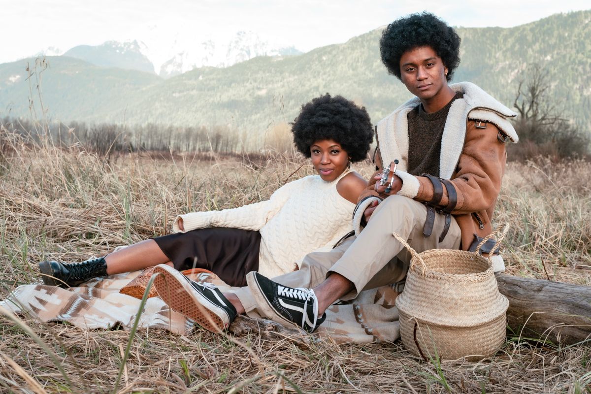 Un couple pique-nique dans une prairie