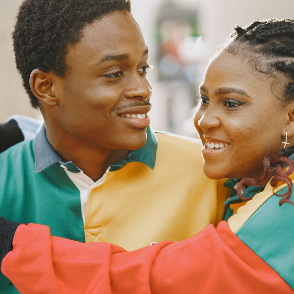 Un couple souriant en plein air